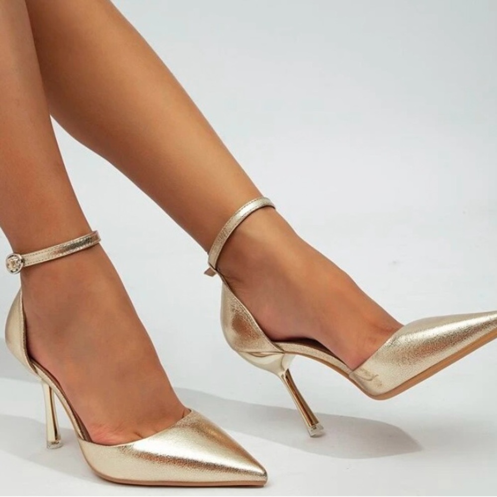 NWOT!! Elegant Gold Women Heels